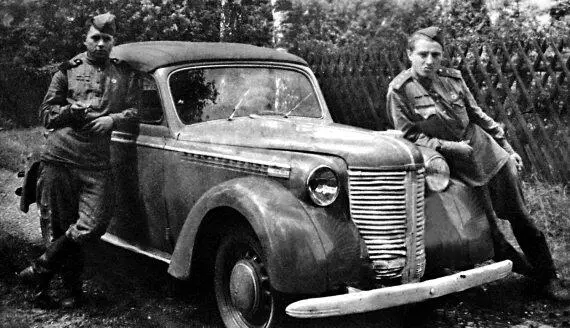 С приближением конца войны трофейные легковые автомобили все более широко - фото 129