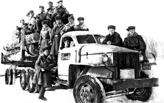 После войны еще много лет Студебекеры использовались в Советской Армии как - фото 157