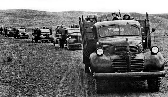 Во многом схожий с Фордом ДоджWF32 тоже поставлявшийся в 19421943 годах - фото 178