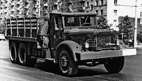 Шли годы и последние ходовые грузовики Мак уже изрядно обросшие - фото 192