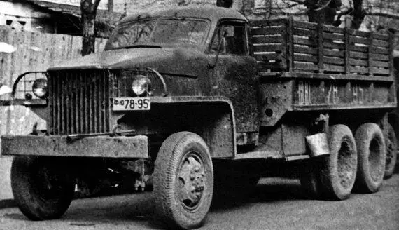 Появившийся через год типовой армейский 25тонный трехосный СтудебекерUS6 - фото 216