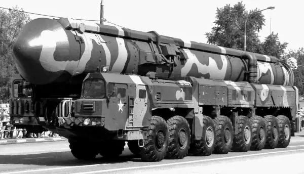 Межконтинентальный ПГРК ТопольМ нового поколения на 800сильном шасси - фото 330