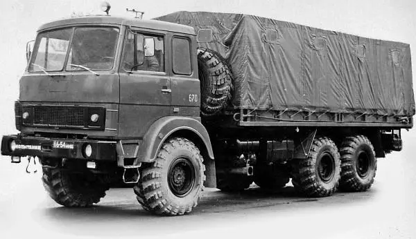 Опытный грузовик МАЗ6317 с лебедкой односкатными колесами и гражданской - фото 291