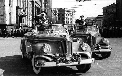 Маршал Г К Жуков в автомобиле ЗИС110Б принимает парад в Москве 7 ноября 1955 - фото 42