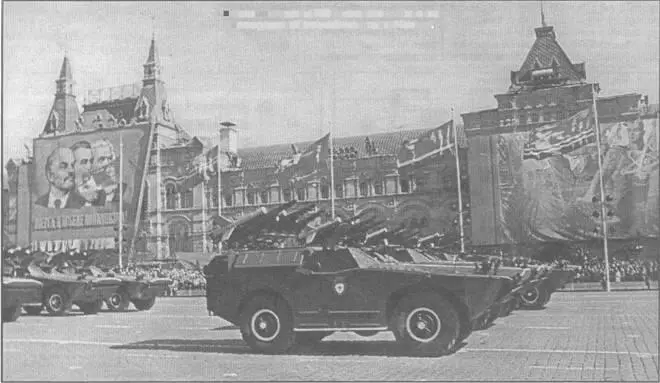 Боевые машины 9П32 комплекса Фаланга на параде на Красной площади в Москве - фото 105
