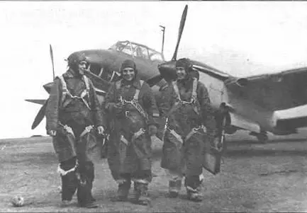 Экипаж Пе2 40го БАП после боевого вылета Снимок сделан в марте 1944 г - фото 53