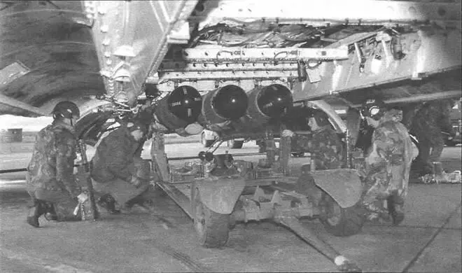 В первой половине 1972 г Королевские ВВС получили последние четыре машины и в - фото 93