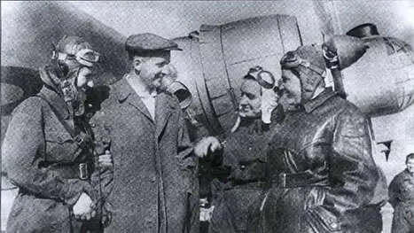 Напутствие перед полетом Слева направо ММ Раскова ПО Сухой BC - фото 25