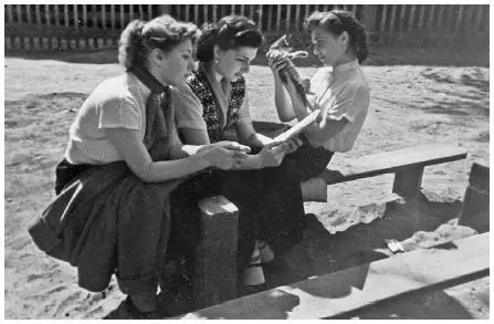 Во дворе училища Светлана Дружинина Марина Лукина Элла Прохницкая 1954 год - фото 9