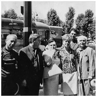 Афанасий Белов Люся Зыкина я и Жорж Розетти Париж 1964 год С того дня - фото 28