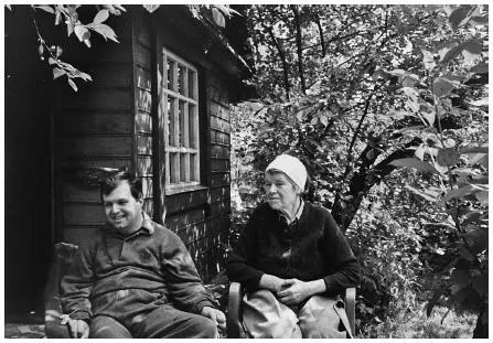 На даче Более 25 лет Эмильчик с Марусей жили со мной на даче с мая по октябрь - фото 38