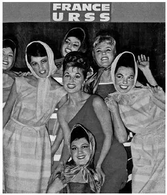 Я в окружении девушек из ансамбля Радуга Париж 1964 год Пари Матч Э - фото 63