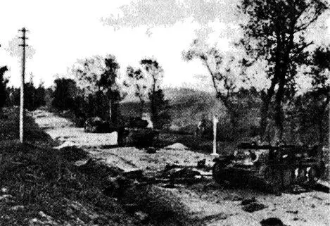 Немецкий танк PzKpfw38t едет мимо горящего советского танка На буксире у - фото 9