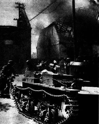 Танк Т38 одной из стрелковых дивизий брошенный на улице одного из литовских - фото 32