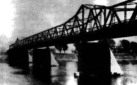 Шоссейный мост в Двинске Слабостью воздушнодесантного корпуса было - фото 38