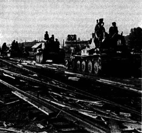 Танки 38 t 8й танковой дивизии в районе Двинска Воздушный зонтик над - фото 42