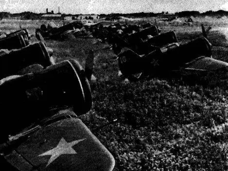 Брошенные на аэродроме в Риге истребители И16 Если действия ПВО сухопутных - фото 44