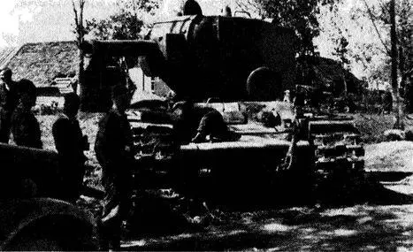 Подбитый под Островом 5 июля 1941 г танк КВ2 капитана И И Русанова - фото 51
