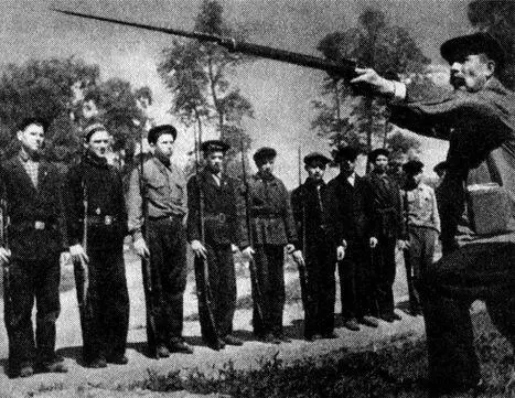 Штыком коли Боевая подготовка ленинградского ополчения Над Ленинградом на - фото 63