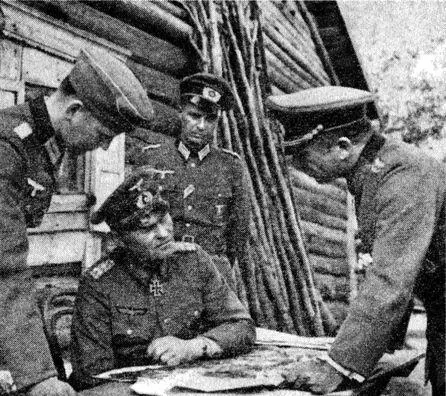 Командующий 4й танковой группой Гёпнер за работой в своем штабе Танкисты при - фото 73