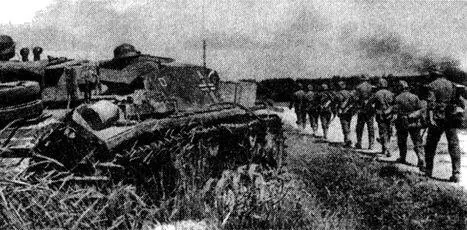 Броня пехоты Действия немецкой пехоты часто поддерживали САУ StuG III Замкнув - фото 76