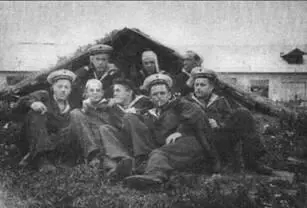 Курсанты ВММТАУ на летней практике Слева направо первый ряд Сильпягин ОТ - фото 29