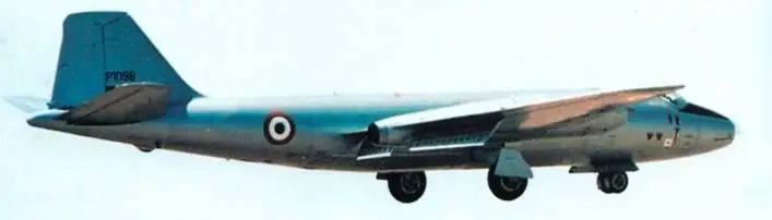 Canberra PR67 из состава ВВС Индии взлетает с британской авиабазы на Мальте в - фото 72