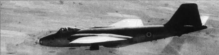Канберра В158 из 5й эскадрильи IAF атакует НАРами позиции сепаратистов - фото 76
