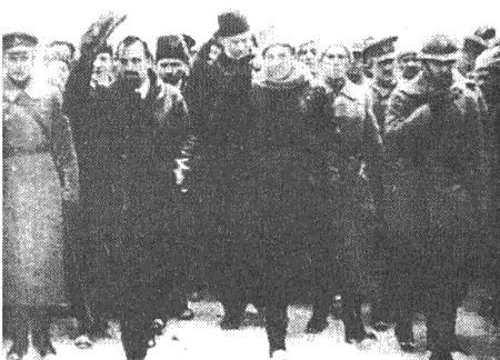 Лидеры Директории С Петлюра и В Винниченко во время парада на Софийской - фото 50