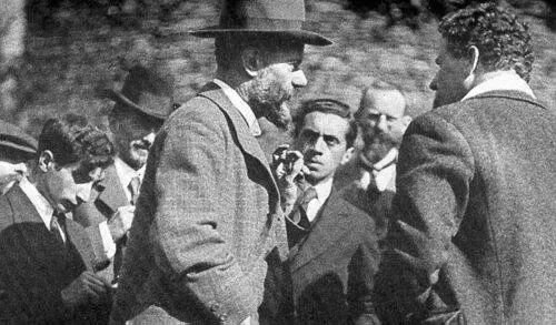 ЭРНСТ ТОЛЛЕР 18931939 выглядывает на заднем плане Родился в богатой - фото 16