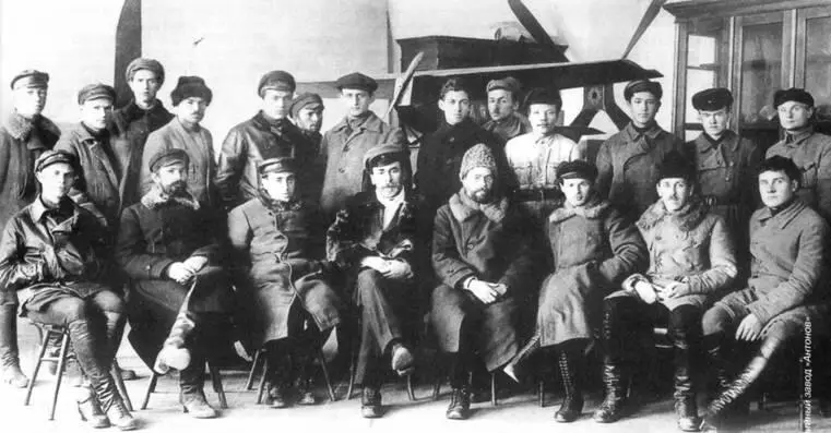 На фото многие участники этой истории Слева направо сидят Грищенко - фото 103
