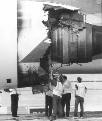 Разрушенная мотогондола А380 авиакомпании Qantas 4 ноября 2010 г Тем не - фото 99