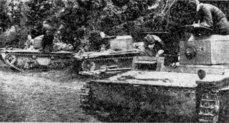 Текущий ремонт танков Т38 в перерыве между боями 1941 год Колонна танков - фото 28