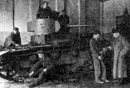 Ремонт танка Т26 на одном из предприятий Ленинграда 1941 год Довольно долго - фото 48