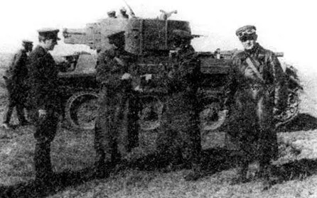 Группа командиров Красной Армии у танка БТ7А 1937 год На танке БТ7А при - фото 59