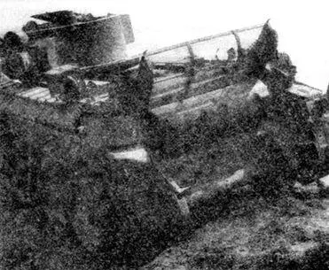 Подбитый танк БТ5 раннего выпуска Лето 1941 года Однако не только в - фото 63