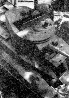 Немецкий солдат осматривает оставленный экипажем танк БТ5 1941 год Следует - фото 64