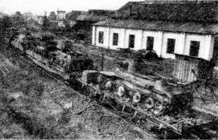 Эшелон с не успевшими разгрузиться танками БТ5 и БТ7 1941 год 27 июня - фото 65