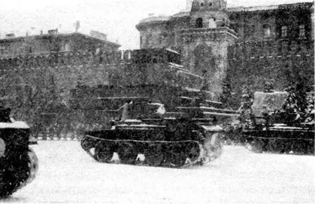 Танки БТ5 проходят по Красной площади во время парада 7 ноября 1941 года В - фото 68