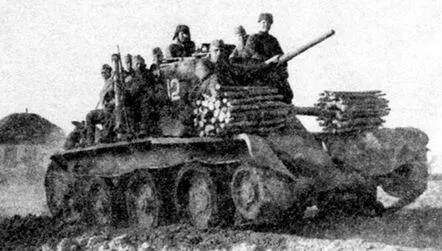 Танк БТ5 57й танковой бригады выдвигается на исходную позицию для атаки В - фото 69