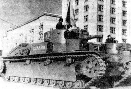 Именной танк Сталин направляется на Красную площадь 7 ноября 1940 года - фото 77