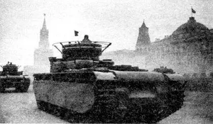 Одни из первых серийных танков Т35 проходят по Красной площади 7 ноября 1935 - фото 87