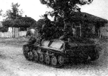 Танк Т70М с десантом на броне на окраинах Харькова Воронежский фронт июль - фото 106