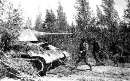 Экипаж занимает места в танке по боевой тревоге Степной фронт 1943 год 22 и - фото 123