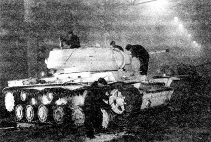 Рабочие завода Серп и молот за ремонтом танка КВ1 Москва 1941 год Хорошо - фото 138