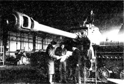 В сборочном цеху Челябинского Кировского завода 1944 год Боевое отделение - фото 150
