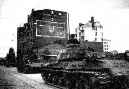 Танки ИС2 27го отдельного гвардейского тяжелого танкового пока на улице - фото 155