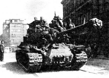 ИС2 на улице Праги 9 мая 1945 года Наиболее спорным является вопрос о - фото 163