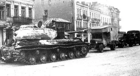 Тяжелый танк ИС2 во главе колонны колесной техники на улице г Млав Польша - фото 197