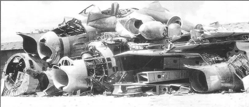 Свалка F86 списанных после боевых повреждений на одном из аэродромов Кореи - фото 67